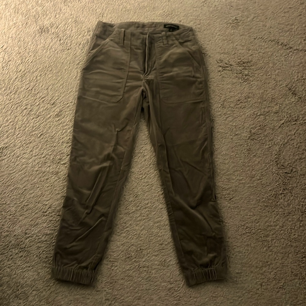 Women’s Banana Republic corduroy jeans with zipper and elastic at ankle size 4
